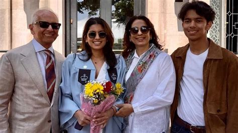 Juhi Chawla shares new pics from daughter Jahnavi。